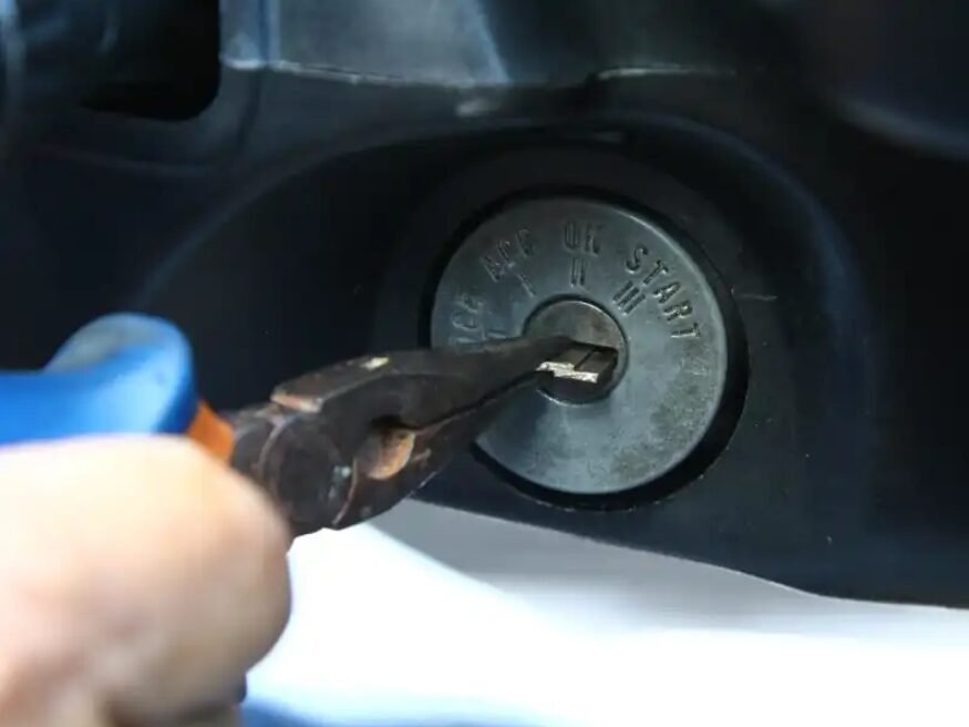 The Science of the Snag: Tools Used for Broken Car Key Extraction